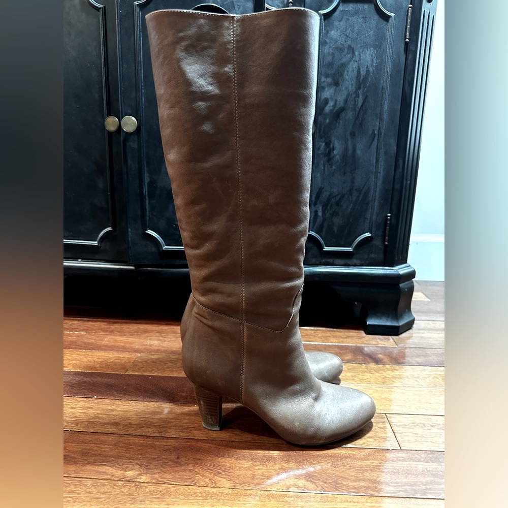 BCBG knee-high boots. Size 8M Taupe, leather (so soft)! Style: BG-ILIA.